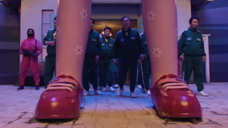 Les joueurs qui regardent le jeu de corde à sauter dans Squid GME