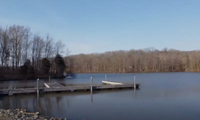Un parc d'État de l'Illinois sans foule possède un grand et magnifique lac avec un camping pour le budget