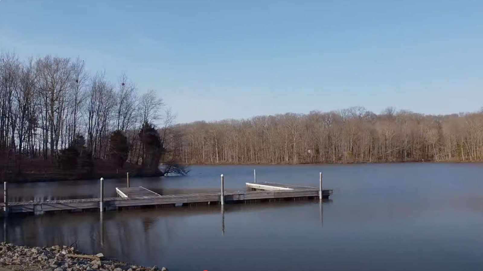 Un parc d'État de l'Illinois sans foule possède un grand et magnifique lac avec un camping pour le budget