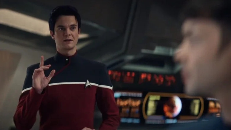 L'enseigne de Jack Quaid Boimler faisant un signe de main sur Star Trek: Strange New Worlds