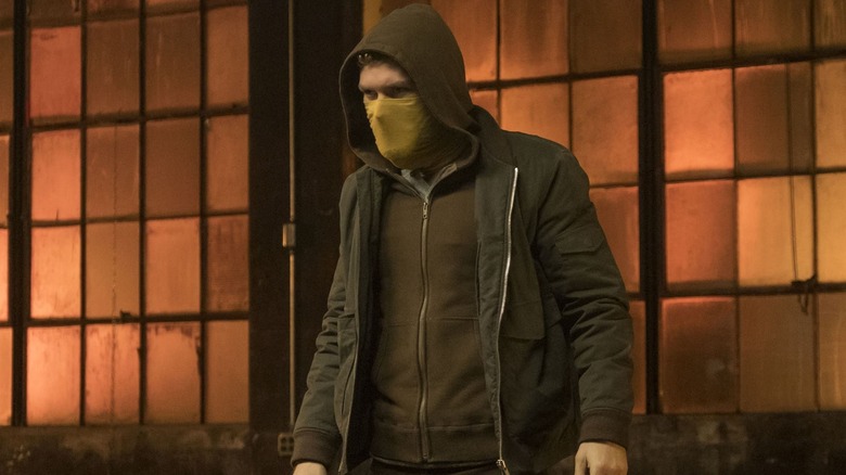 Danny Rand portant une écharpe jaune dans le poing en fer