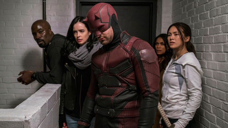 Daredevil et Jessica Jones avec leurs alliés dans les défenseurs