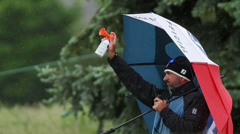 Homme utilisant du klaxon