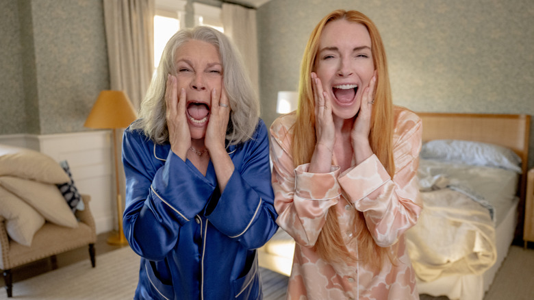 Jamie Lee Curtis en tant que Tess et Lindsay Lohan comme Anna hurlant côte à côte dans Freak plus vendredi