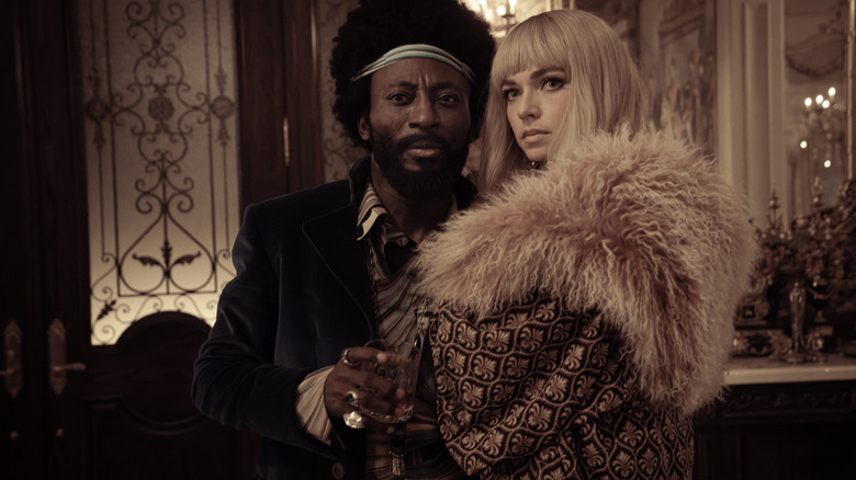 Holograms du Dr M'Benga et de la chapelle infirmière, vêtu de vêtements des années 1970 sur Star Trek: Strange New Worlds