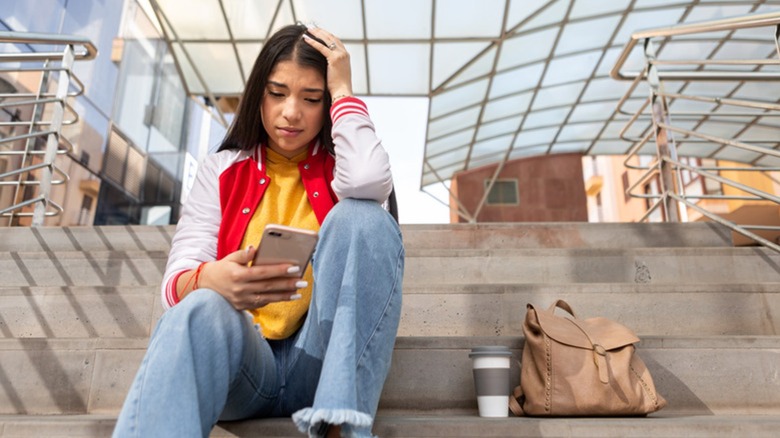 fille frustrée utilisant un smartphone