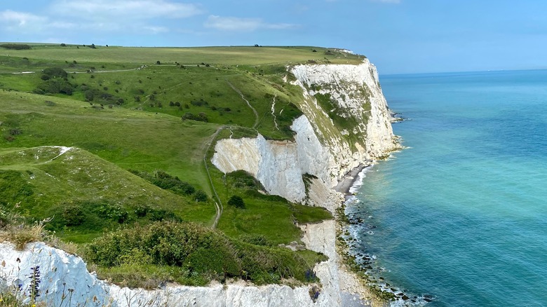 Les falaises blanches de Douvres en Angleterre par une journée claire