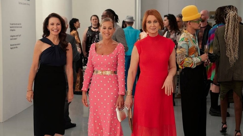 Charlotte, Carrie et Miranda dans une galerie d'art et juste comme ça ...