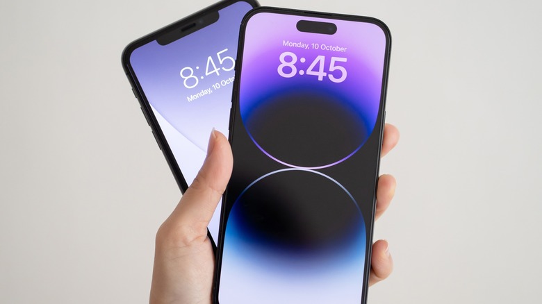 Deux modèles d'iPhone plus anciens côte à côte