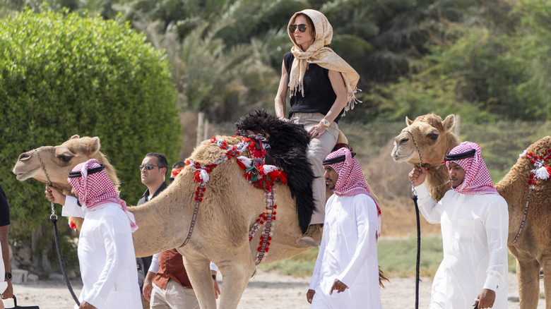 Kristi Noem dans le fort de Qal'at al-Bahrain en mai 2025