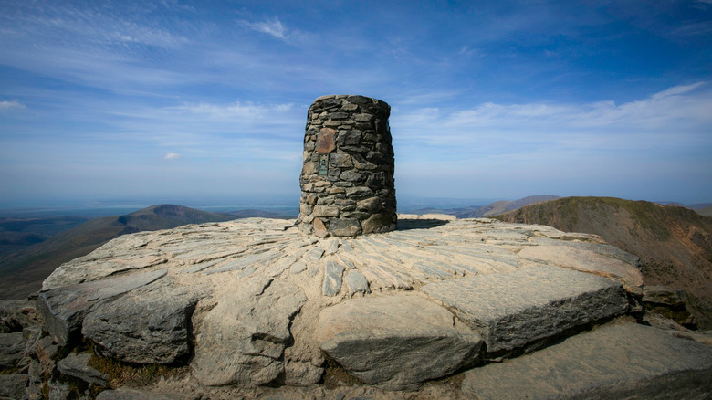 Un marqueur en pierre au sommet du mont Snowdon, Pays de Galles