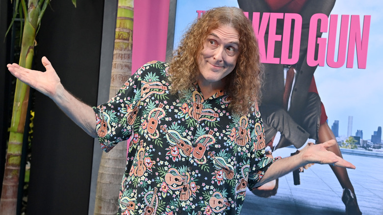 Bizarre Al Yankovic lors de la première du pistolet nu (2025)