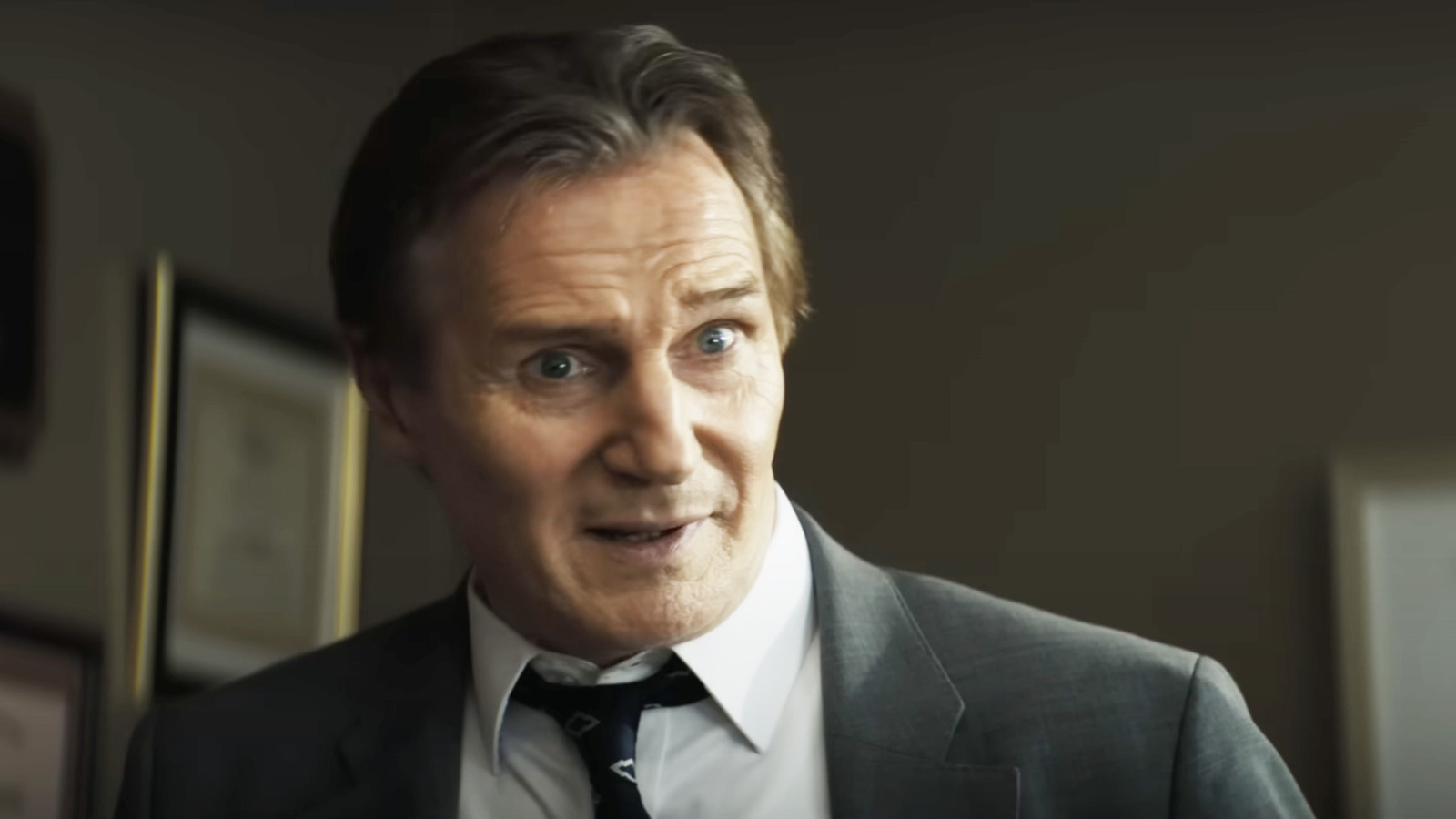 Le pistolet nu propose un camée parfait qui est juste pour les fans