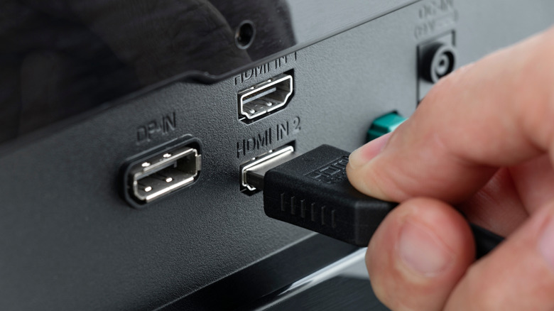 Insertion du câble HDMI sur un appareil