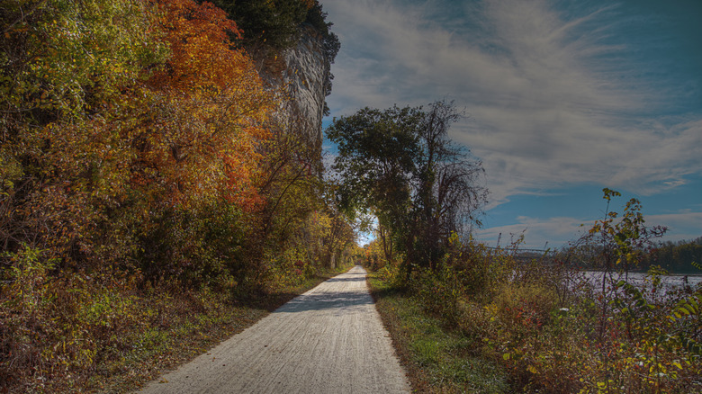 Katy Trail le long de la rivière Missouri