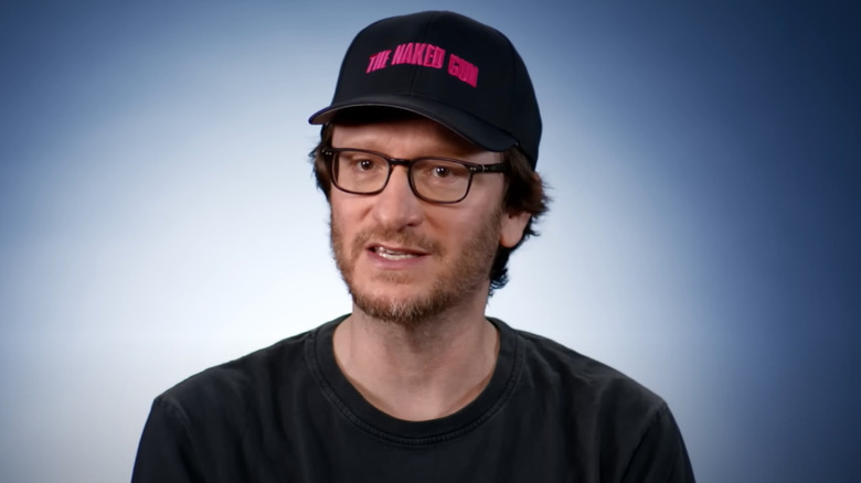 Akiva Shaffer parle dans une featurette pour le pistolet nu (2025)