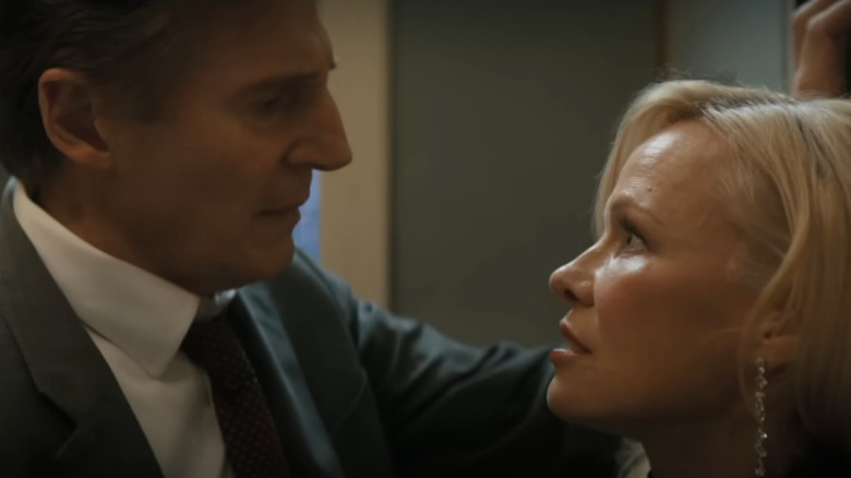 Frank Drebin Jr. (Liam Neeson) se rapproche de Beth Davenport (Pamela Anderson) alors qu'ils parlent dans le pistolet nu (2025)