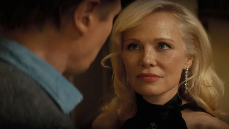 Beth Davenport a une rivalité d'investigation amicale avec Drebin dans le pistolet nu