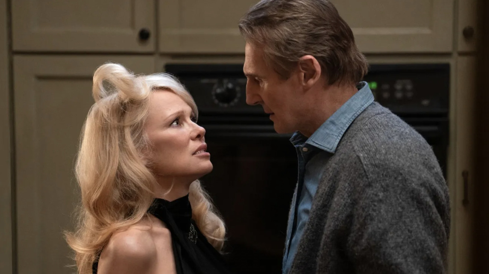 Le pistolet nu utilise Pamela Anderson pour parodier un classique des années 90 trash