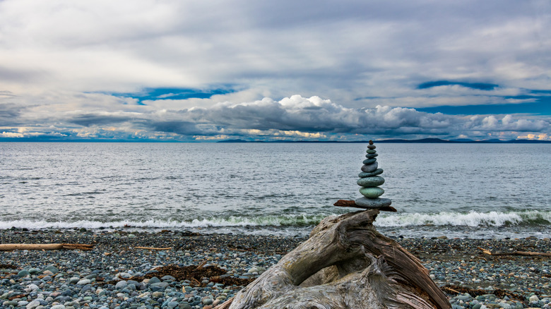 Cairn sur la plage par l'océan Pacifique