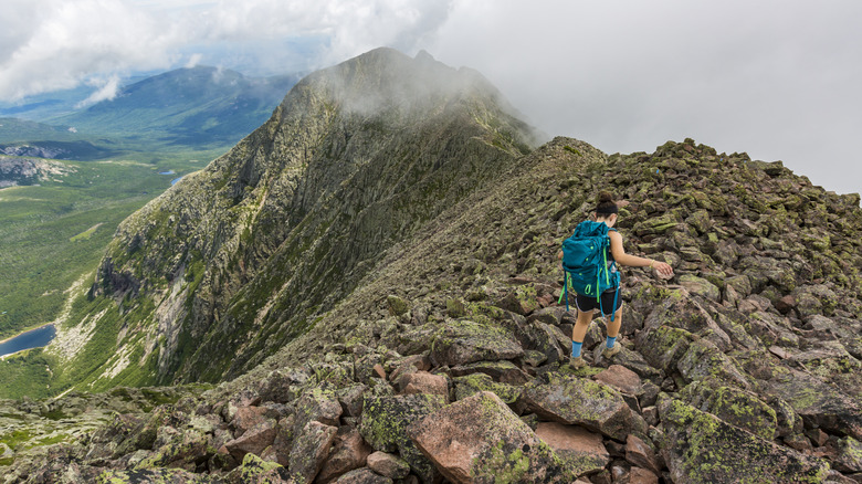 Personne randonnée le long de Rocky Mountain Ridge