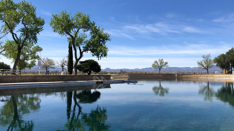 La piscine Balmorhea est vue sous un ciel bleu clair