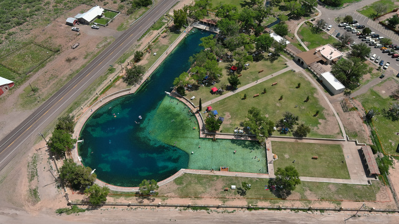 Photo de drone aérien de la plus grande piscine à printemps au monde au Balmorhea State Park dans l'ouest du Texas