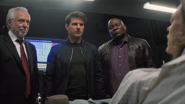 Wolf Blitzer, Ethan Hunt et Luther Stickell debout devant Nils Debruuk en mission: Impossible - Fallout