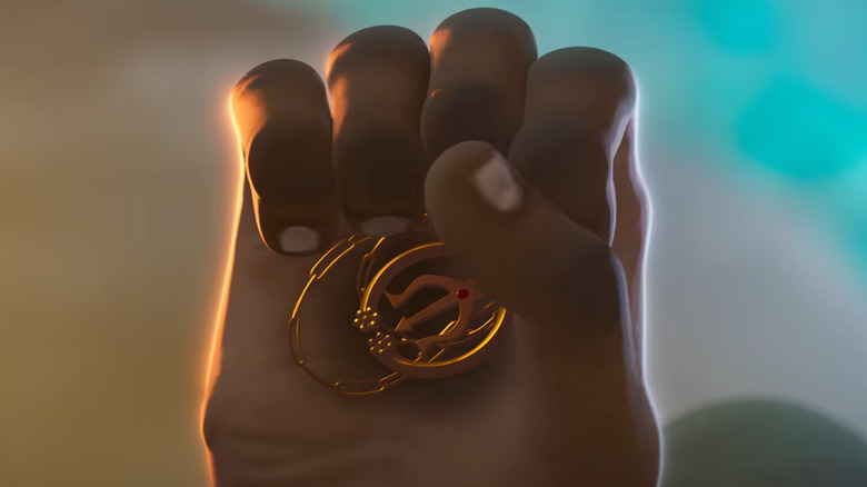 B'kai tenant une amulette grecque aux yeux de Wakanda