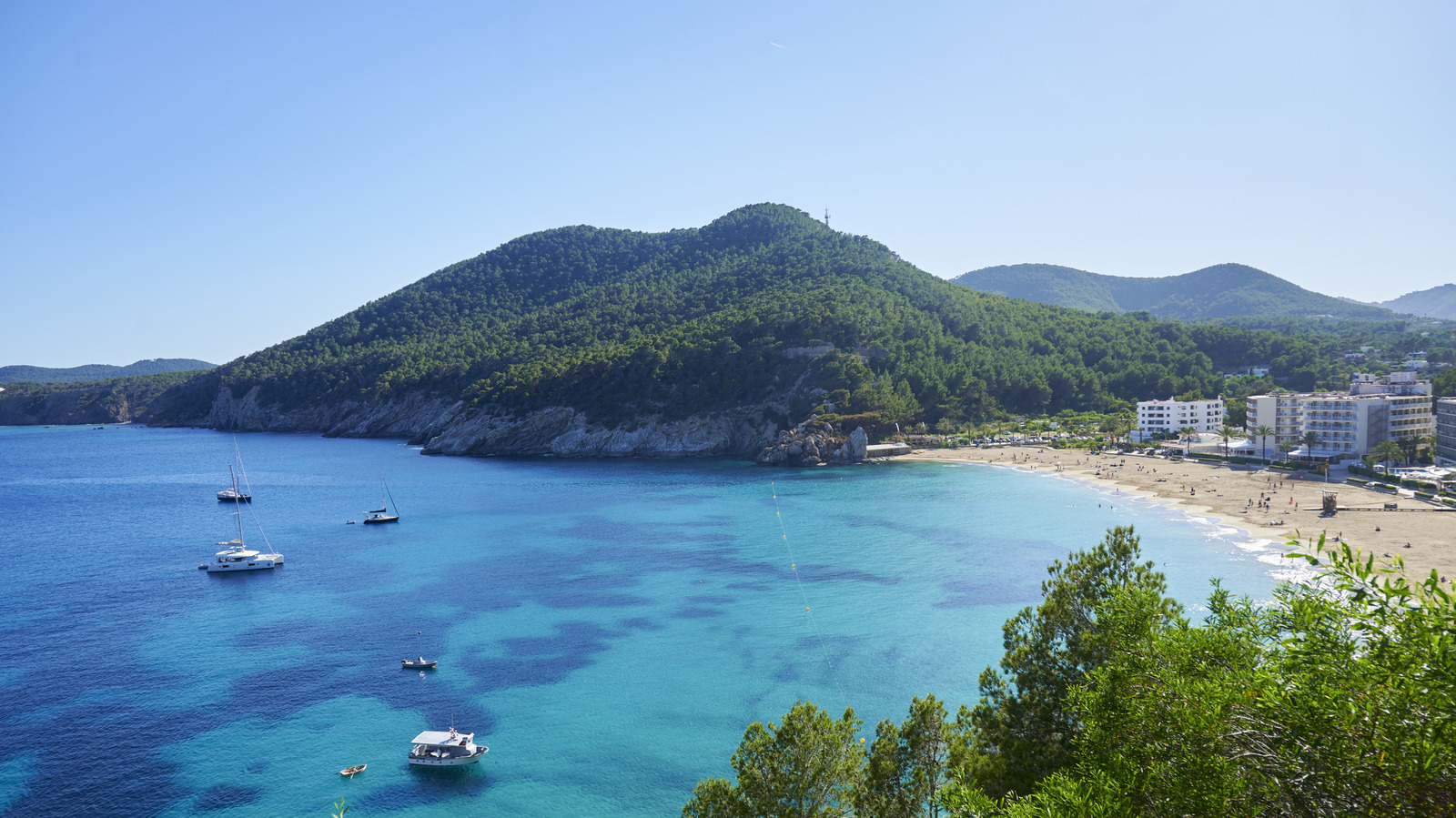 Cette belle ville balnéaire européenne est une dupe de destination paisible pour éviter les foules d'Ibiza