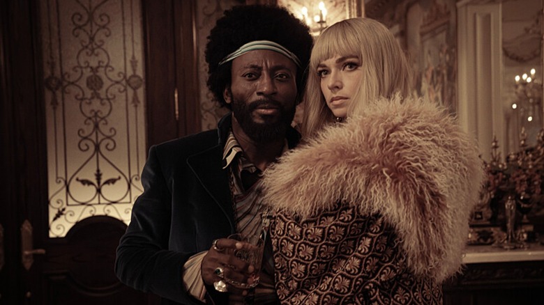 Babs Olusanmokun en tant qu'Anthony McBeau et Jess Bush comme Adelaide Shaw Cozy tout en étant accusé de meurtre dans Star Trek: Strange New Worlds