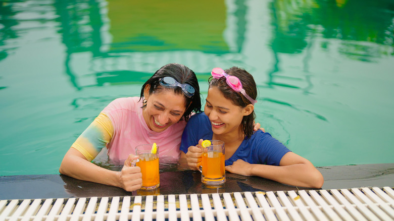 Parkgoers savourent un verre dans une piscine