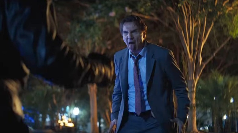 Liam Neeson comme Frank Drebin met un visage idiot dans le pistolet nu