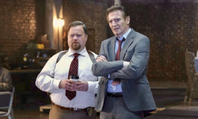 Le pistolet nu se moque sournoisement de l'histoire problématique de Liam Neeson