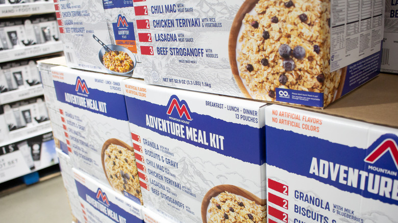 boîtes de repas lyophilisés dans un magasin