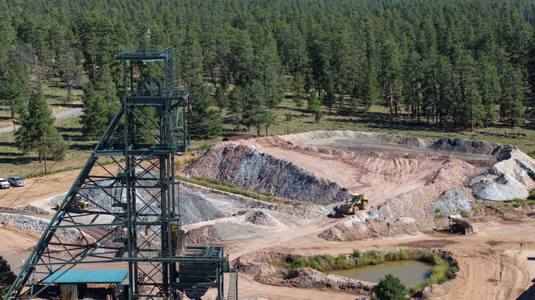 Mine Pinyon Plain avec tour d'équipement de forage au premier plan