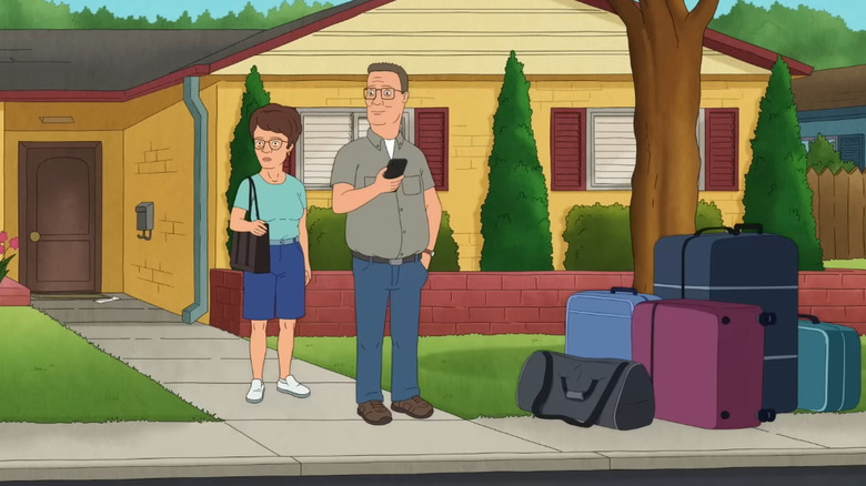 Peggy et Hank Hill avec des bagages devant leur maison dans le roi de la colline