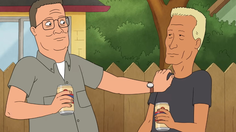 Hank Hill et Boomhauer tenant des bières dans l'allée du roi de la colline