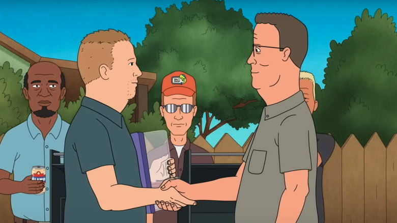 Bobby et Hank se tenant la main devant le grill et les alleys de King of the Hill