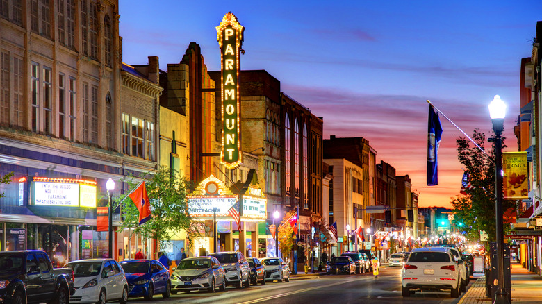 Le Paramount Theatre s'est éclairé la nuit à Bristol, TN