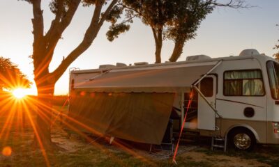 Ce complexe de camping-car au Tennessee se vante du plaisir au bord du lac avec de belles vues sur la montagne des Appalaches