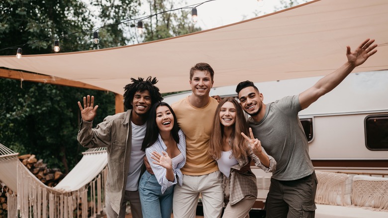 Des amis se sont réunis autour d'une van avec