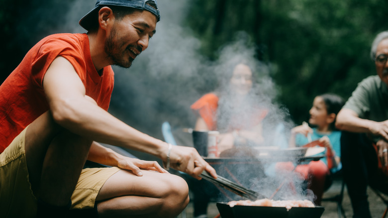 Homme cuisinant sur le feu