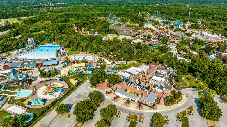 Une vue aérienne du parc à thème Six Flags America dans le Maryland.