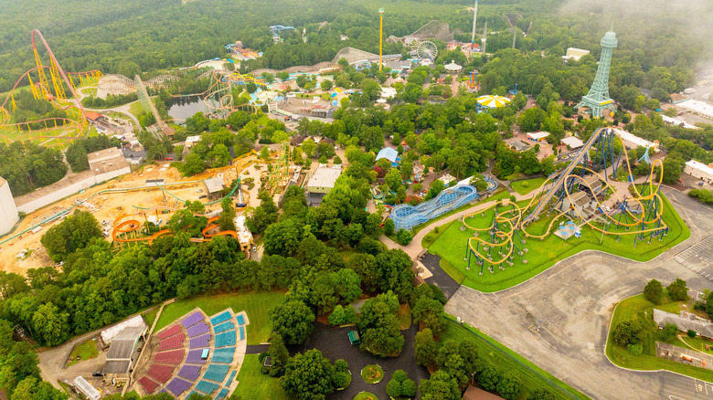 Une vue aérienne du parc d'amusement de Kings Dominion en Virginie.