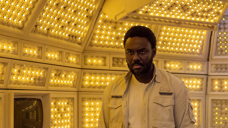 Morrow fronce les sourcils dans la salle de contrôle d'un navire à l'étranger: la Terre.