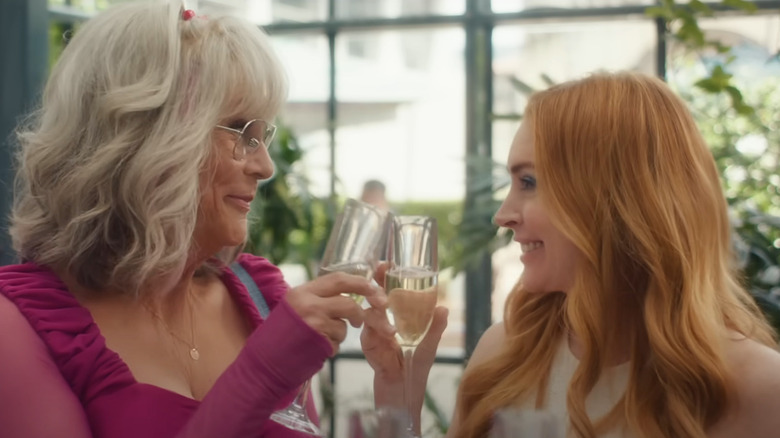 Tess (Jamie Lee Curtis) et Anna (Lindsay Lohan) comme Lily et Harper ayant un toast de champagne à Freaker Vendredi