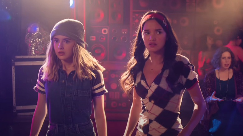 Harper (Julia Butters) et Lily (Sophia Hammons) alors qu'ils sont sur le point de se faire échangeant du corps dans un club de Freaker Vendredi