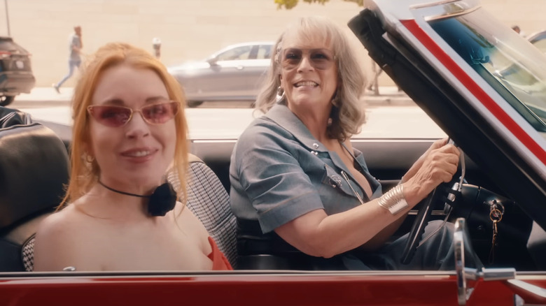 Anna (Lindsay Lohan) et Tess (Jamie Lee Curtis) comme Harper et Lily dans un cabriolet à Freaker Friday