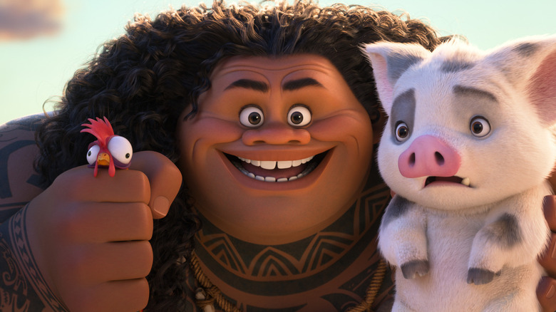 Maui souriant alors qu'il tient un poulet et un cochon dans ses mains comme nourriture à Moana